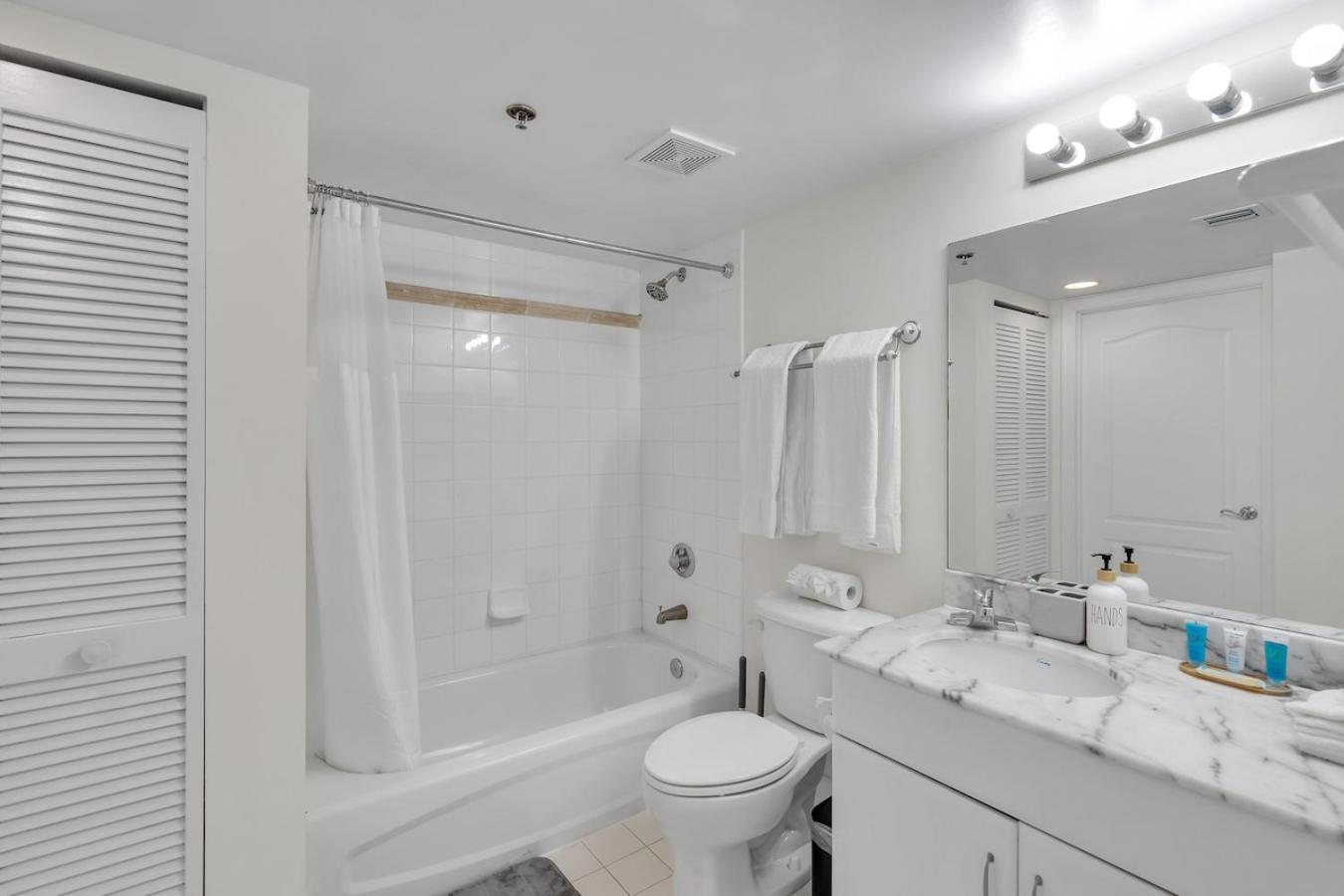 Brickell Key Gem: Stylish 1-bed W/ Free Parking Miami